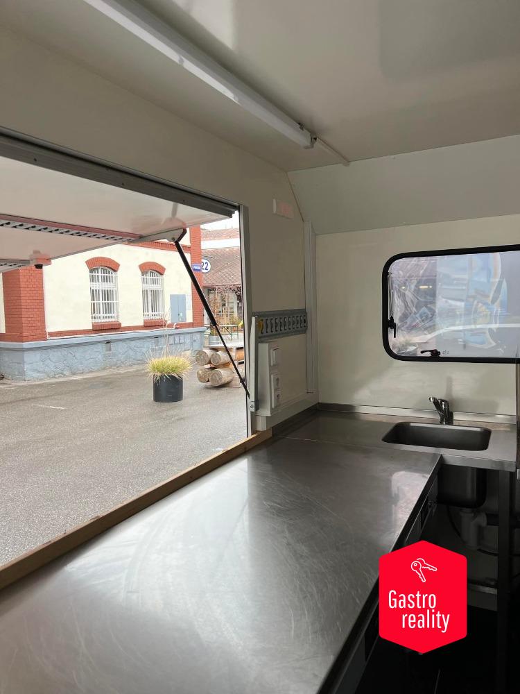 04 - Jídelní food truck nerezobý stůl - příprava